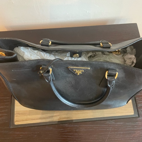 PRADA Saffiano Lux Tote in Black, size Large. - Picture 2 of 9